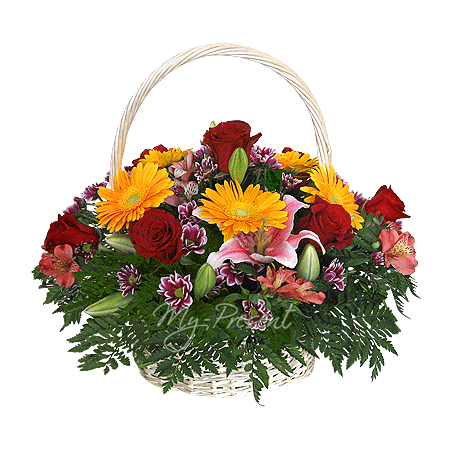 Korb mit Lilien, Rosen, Alstroemerien geschmückt mit Grünpflanzen
