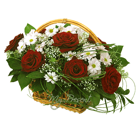 Korb mit Rosen und Chrysantemen geschmückt mit Grünpflanzen