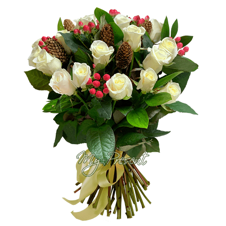 Bouquet aus Rosen, Hypericum und Tannenzapfen.