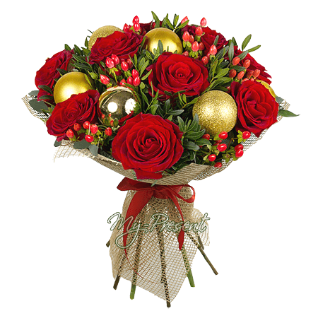 Blumenstrauß aus Rosen, Hypericum und Weihnachtsspielzeug